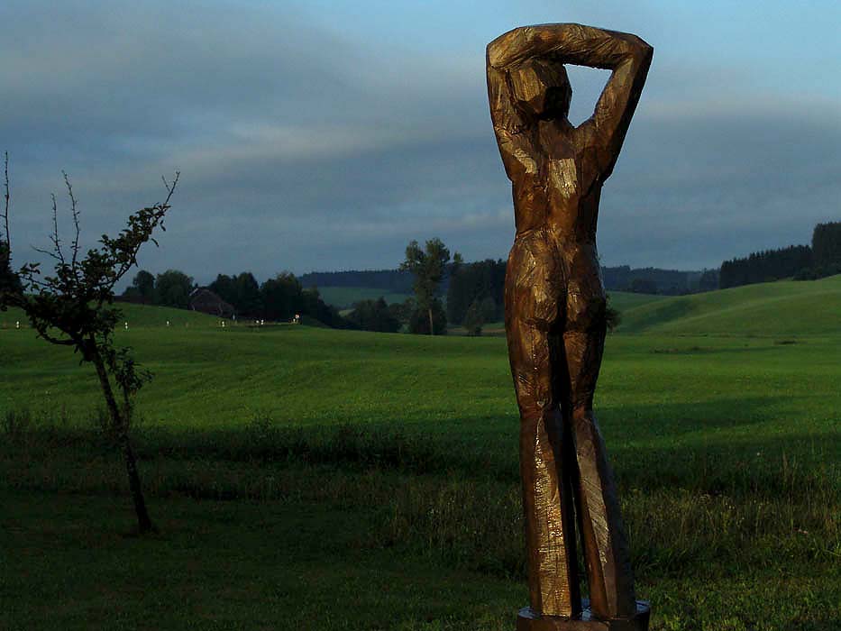 große Frau, Bronze, H 247cm
