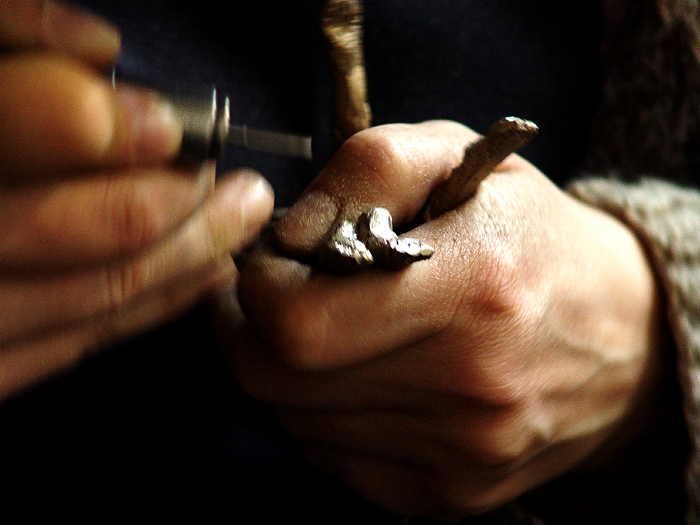 Agnes Keil beim Ziselieren